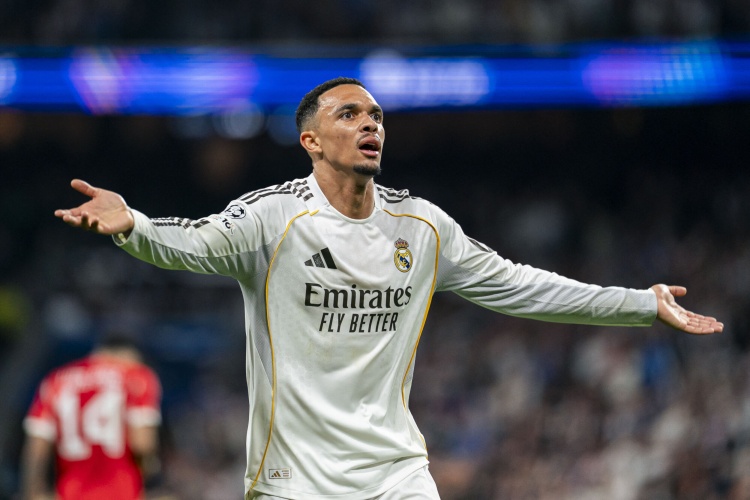 英媒记者：皇马已签下邓弗里斯，利物浦应该探索签回阿诺德