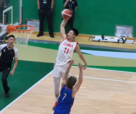 中国人能飞！U18小将张淳智防守反击上演惊天单臂滑翔隔扣！