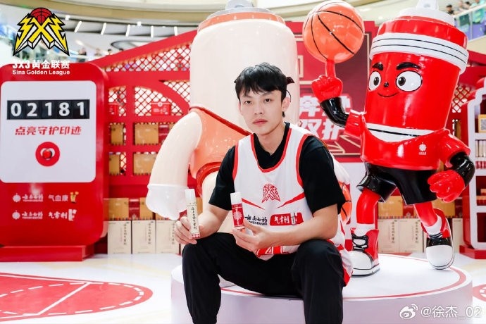 徐杰晒照现身3x3黄金联赛：观战感受精彩的比赛！