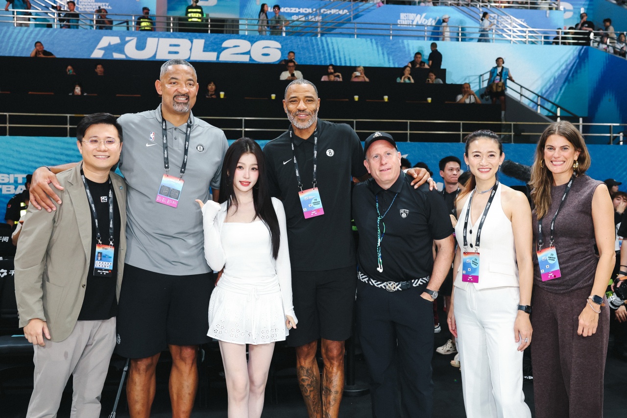 白月光学姐?虞书欣为AUBL开球 小白裙+黑长直美翻啦