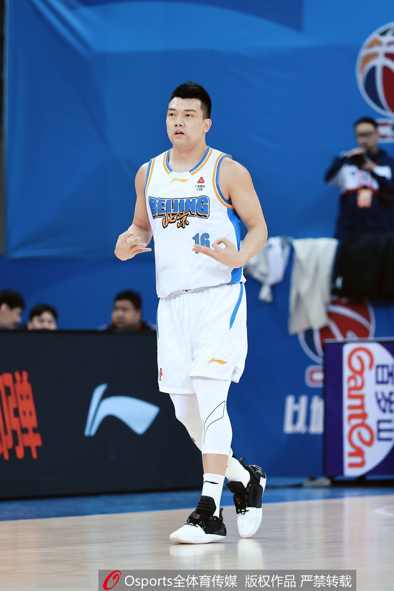 记者：张才仁已经与北京男篮完成续约 新合同为C类3年