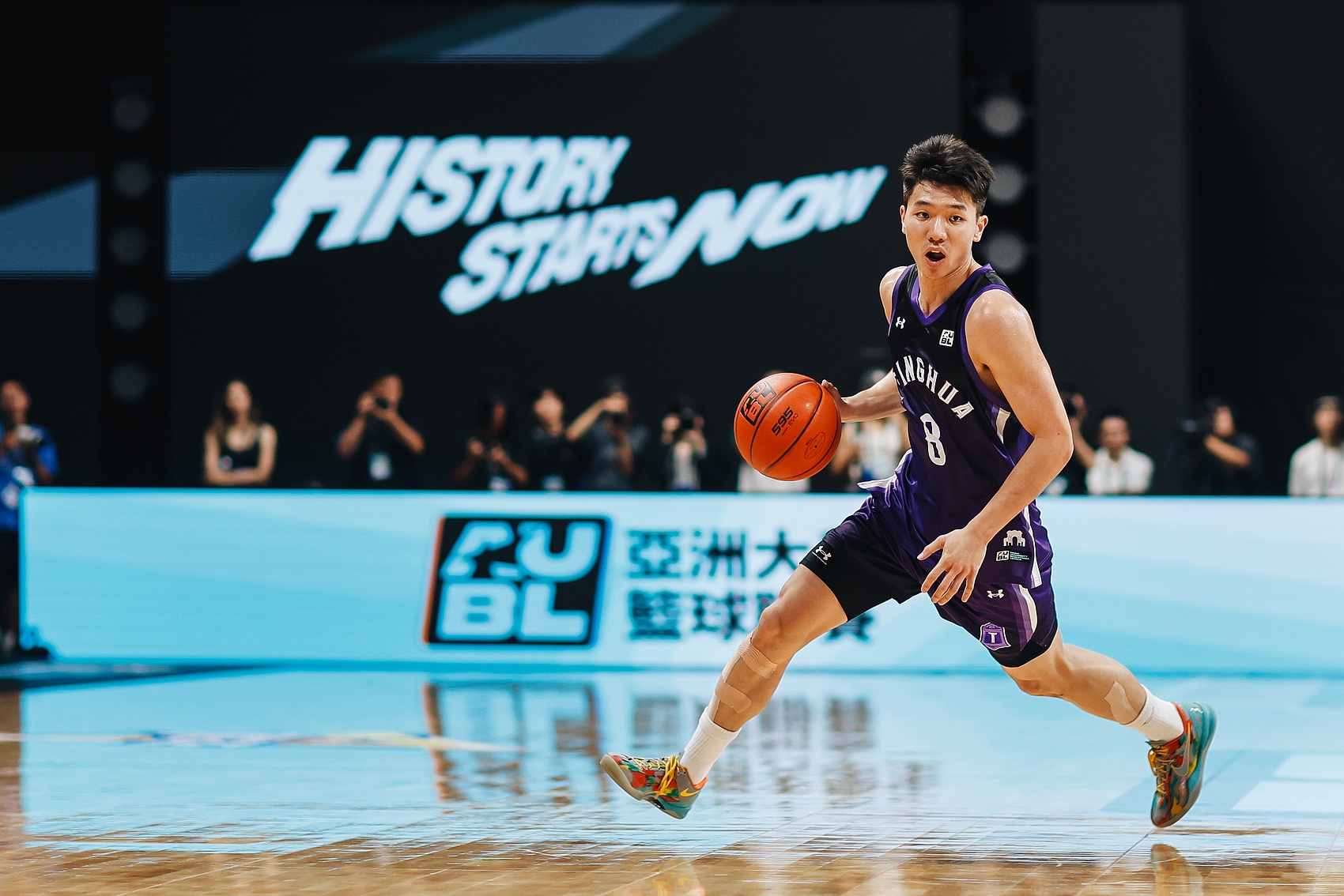 媒体人：石奎在这群大学生里确实鹤立鸡群 他在关键时刻挺身而出