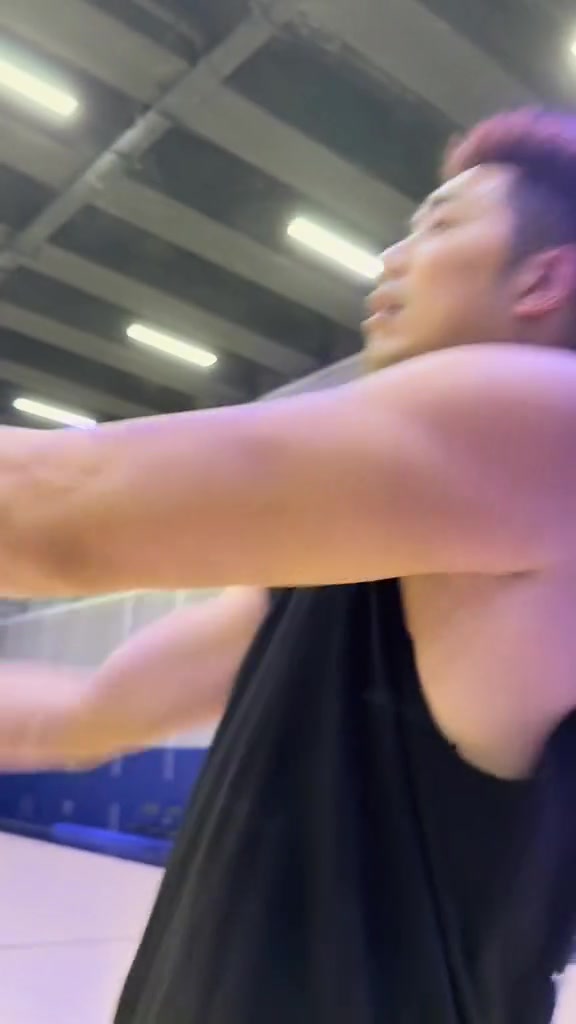 阳光大男孩！吴冠希晒近况视频：玩得开心点