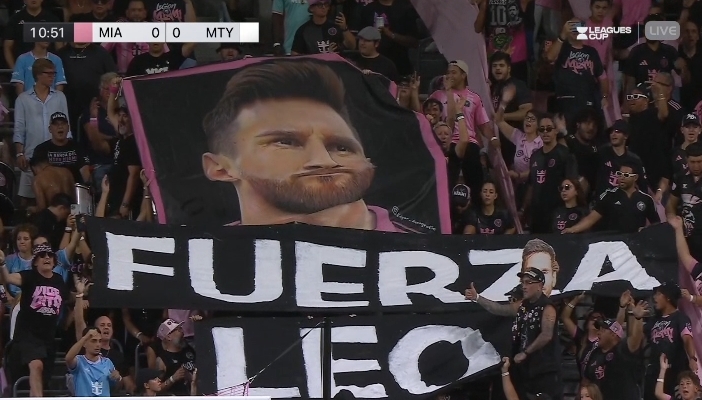 给予支持！球迷在看台拉起梅西tifo，配西语文字：力量，里奥