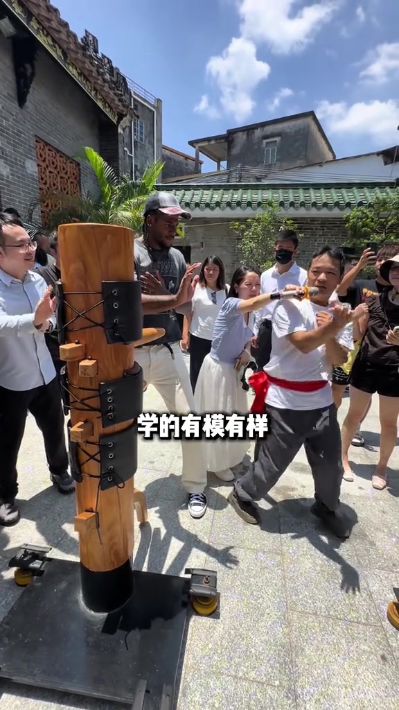 很接地气！杰伦·格林学习中国武术&写汉字名字 突袭野球场秀三分