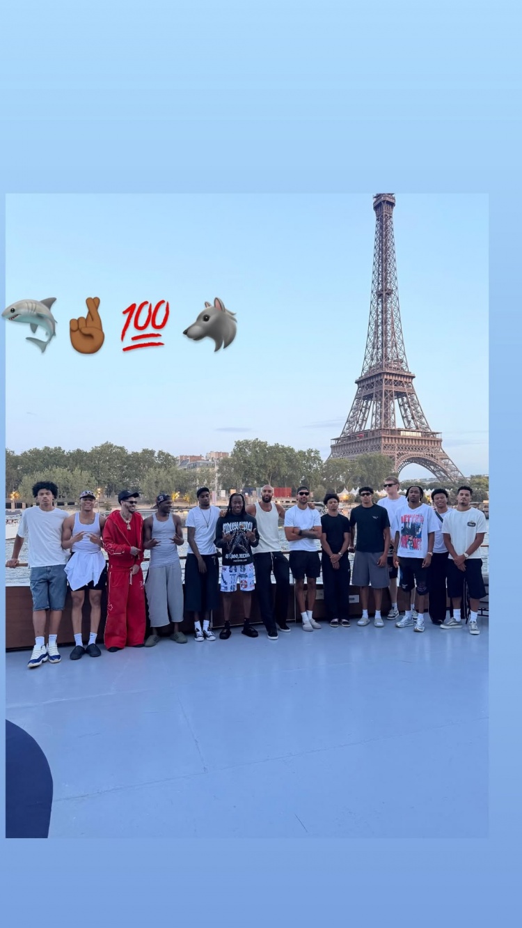 将在法国合练！道苏姆发森林狼全队埃菲尔铁塔前合照