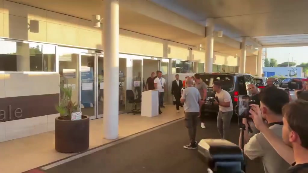 体检过后完成签约！莫利纳今日已抵达罗马 受到球迷热烈欢迎