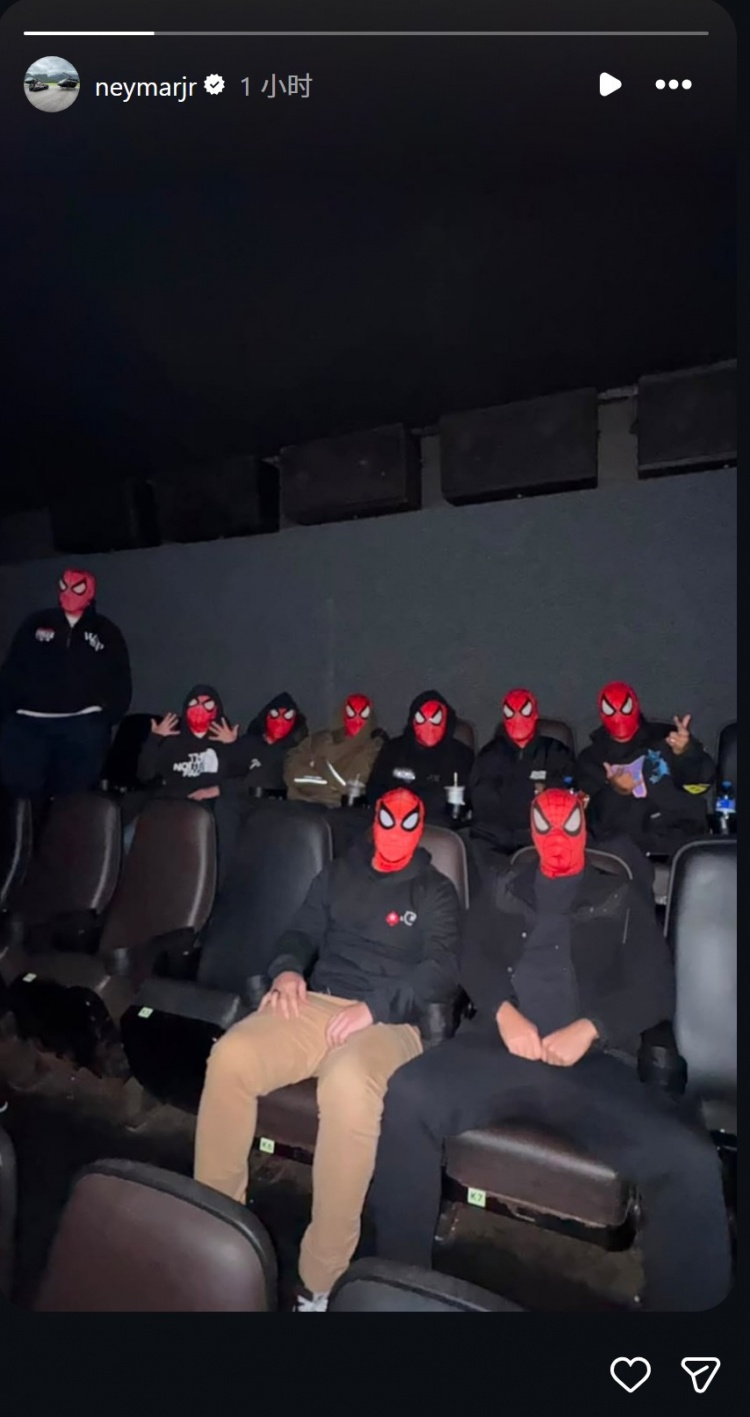 蜘蛛侠新作上映！内马尔社媒晒在影院戴蜘蛛侠头套照片