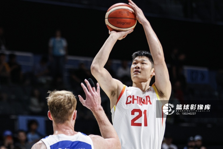 媒体人：中国男篮6后卫4锋线2中锋名单有点畸形 内线极可能被爆