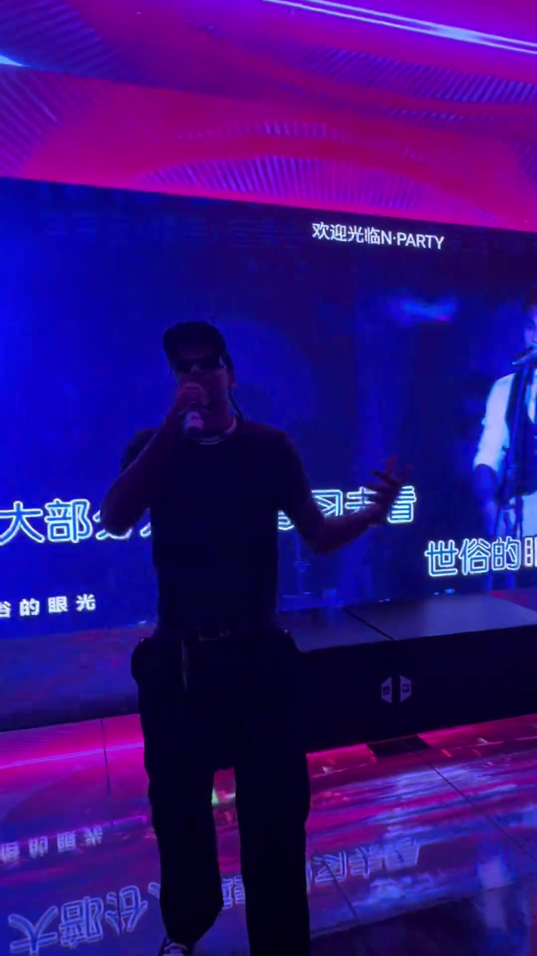 够燥的！杰伦·格林头戴墨镜现身KTV 举麦嗨“唱”李白