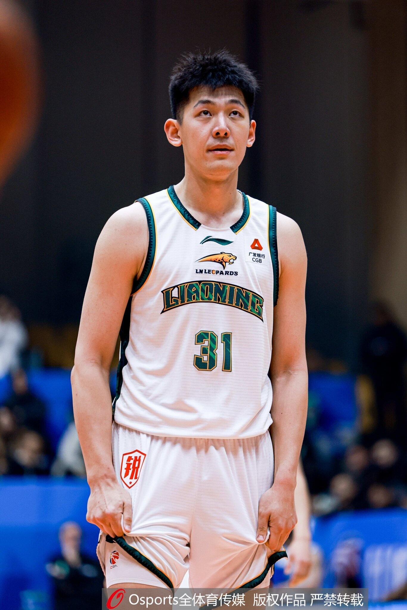 媒体人：张陈治锋的膝盖在训练中受伤 需要一段时间休养恢复