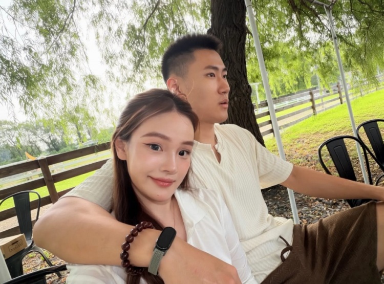 放松一下！吴昌泽的妻子晒近照：牧场日记?????