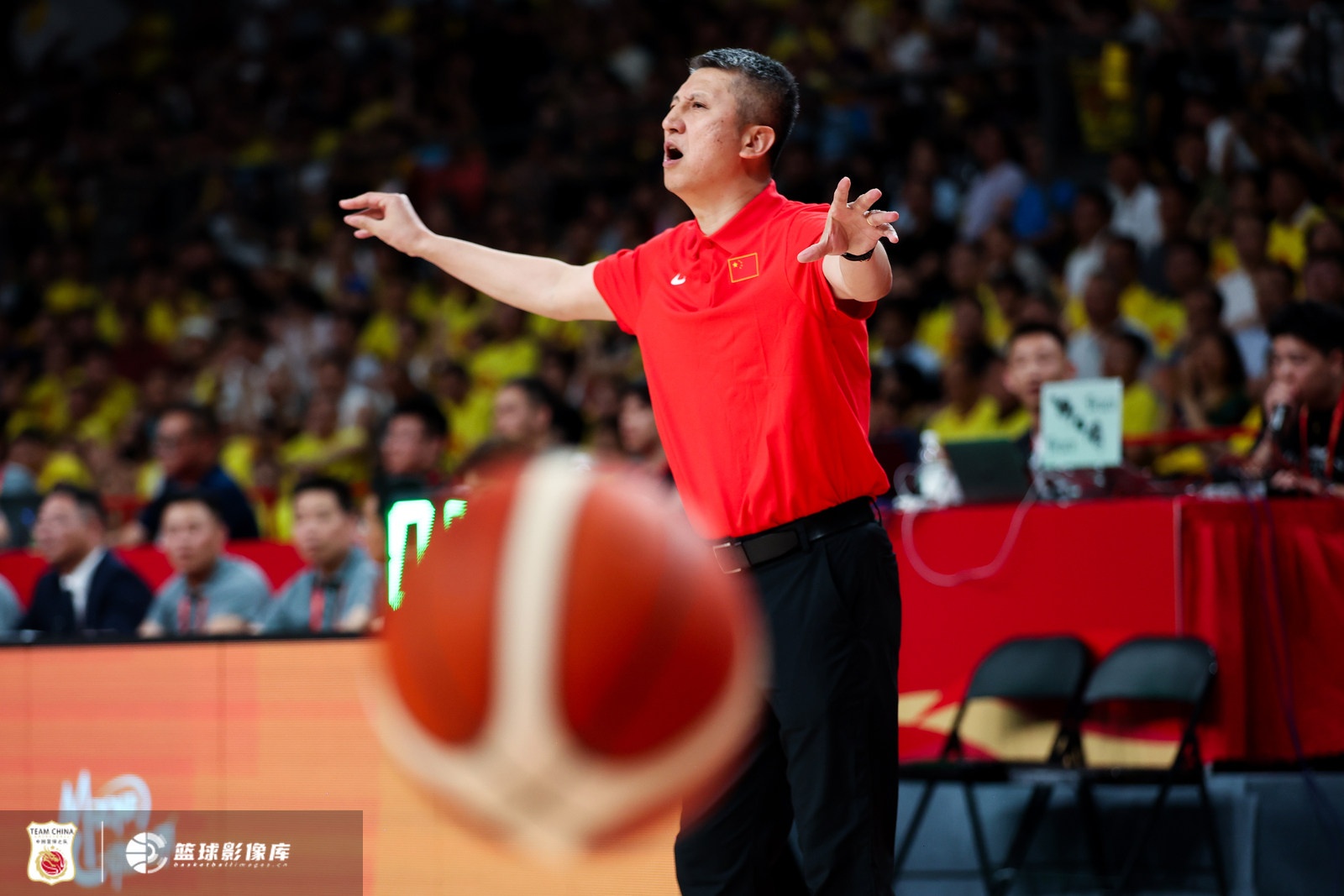 被爆了！中国男篮首节只摘下7个篮板 对手共抢下15个篮板&8个前板