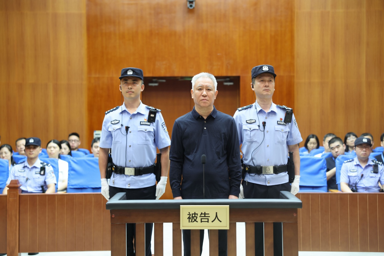 一审被判无期！许家印庭审图曝光，头发全白！