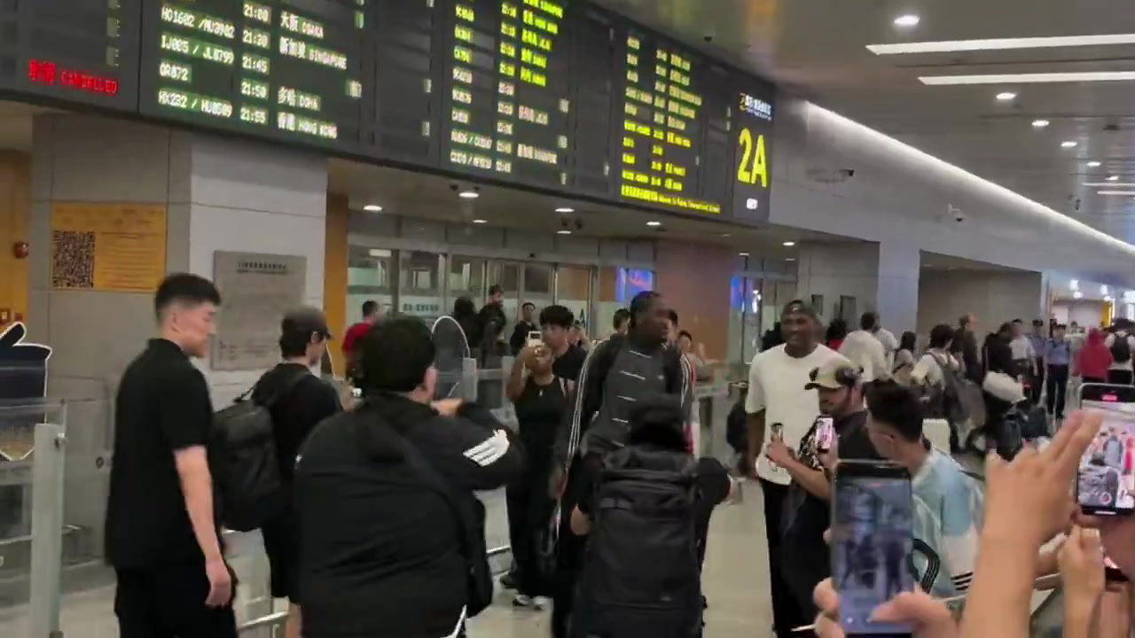 第二次中国行！杰伦威抵达上海 遇到大量球迷开启疯狂签名模式