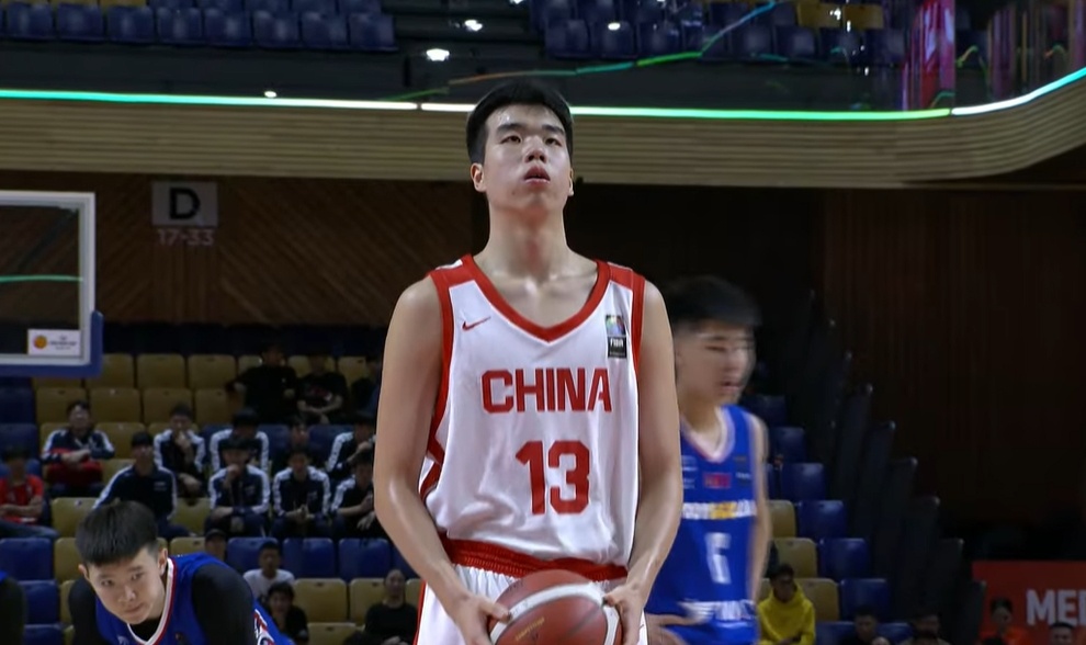 游刃有余！张懿赵杰半场12分钟3中2贡献7分4板 正负值+10