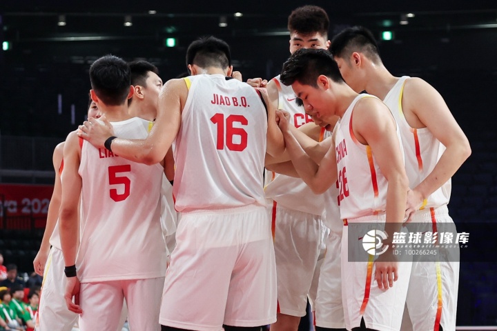 杨鸣：男篮进攻毫无章法防守退而不守 能力&配合&斗志&心态都不行